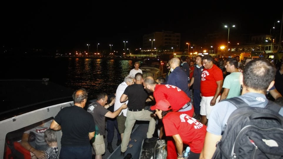Βίντεο από το Μάτι: Η δραματική διάσωση των κατοίκων μέσα από τη θάλασσα για να ξεφύγουν από τις φλόγες